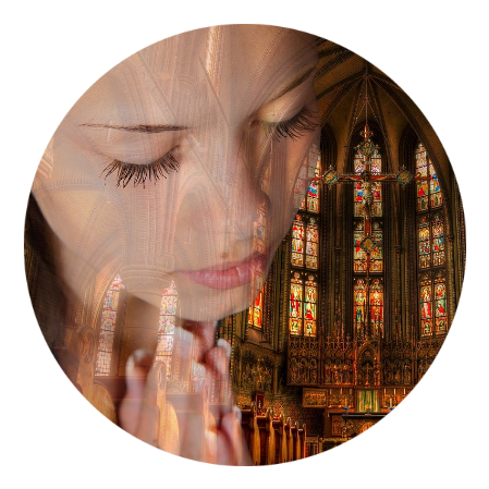 signora che prega in chiesa